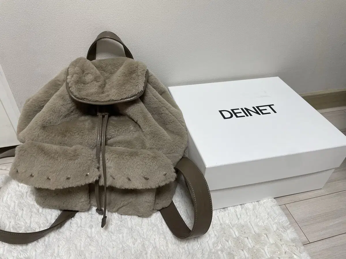 다이닛 POM POM FUR BACKPACK IN MOCHA